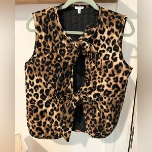 Cute leopard print vest with ties - size M - excellent condition